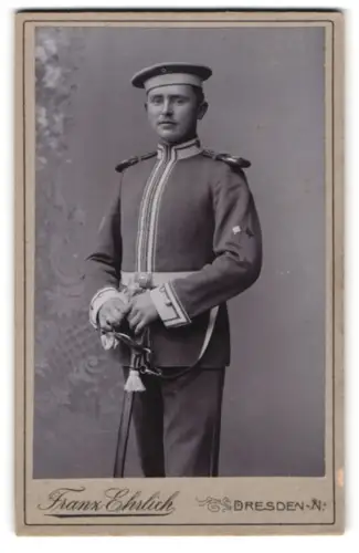 Fotografie Franz Ehrlich, Dresden, Signal-Gefreiter des Königl. Sächsischen Garde-Reiter-Regiments mit Säbel