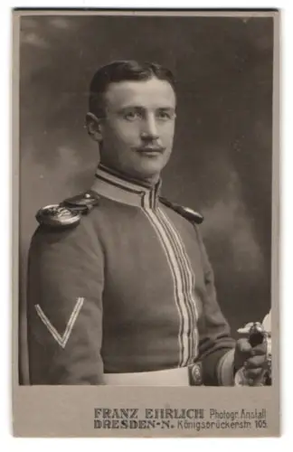 Fotografie Franz Ehrlich, Dresden, Soldat des Königl. Sächsischen Garde-Reiter-Regiments mit Epauletten und Säbel