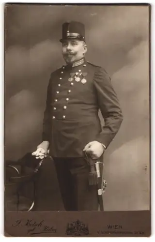 Fotografie J. Krotsch, Wien, Schönbrunnerstrasse 43, k.u.k. Offizier mit Jubiläumsmedaille 1898 und Jubiläumskreuz 1908