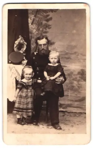 Fotografie A. Rünschhoff, Ort unbekannt, Offizier im Überrock mit zwei Kleinkindern