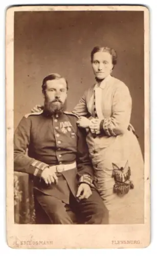 Fotografie M. Kriegsmann, Flensburg, Nordermarkt 49, Feldwebel in Uniform mit EK II 1870, KDM 1870/71 und DA 3. Klasse