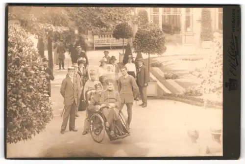 Fotografie E. H. Hies, Ansicht Wiesbaden, deutsche u. österr. Offiziere mit Zivilisten in den Kuranlagen