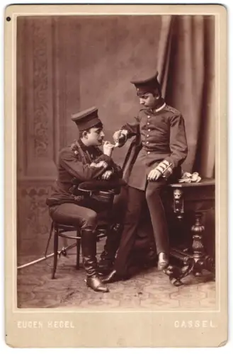 Fotografie Eugen Kegel, Cassel, Grosse Rosen-Strasse 5, Husar im Pelz-Dolman mit Säbel und Uffz. in Uniform