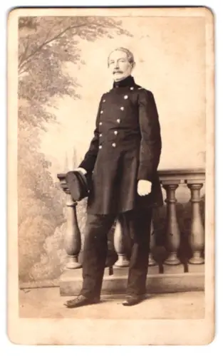 Fotografie Ferd. Liebsch, Hannover, Calenberger Str. 24, Offizier im Überrock mit Schirmmütze