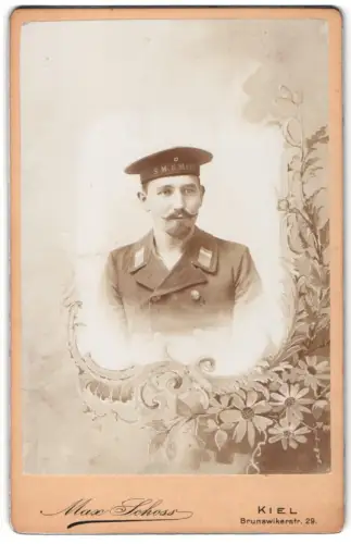 Fotografie Max Schoss, Kiel, Brunswikerstr. 29, Maat der Kaiserlichen Marine vom Artillerie-Schulschiff S.M.S. Mars