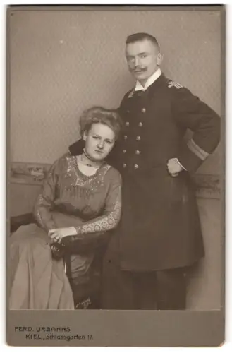 Fotografie Ferd. Urbahns, Kiel, Schlossgarten 17, Oberleutnant der Kaiserlichen Marine in Uniform mit seiner Frau