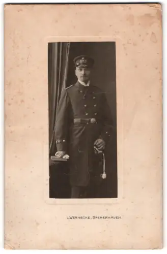 Fotografie L. Wernecke, Bremerhaven, Vize-Feuerwerker Hans Hecht in Uniform mit Schirmmütze und Säbel