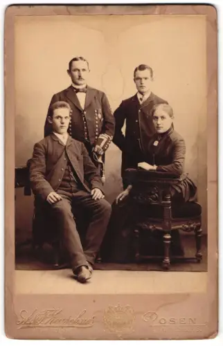 Fotografie A. & F. Zeuschner, Posen, Wilhelmstr. 5, Oberbootsmannsmaat in Uniform mit Ehrenzeichen u. Säbel, mit Familie
