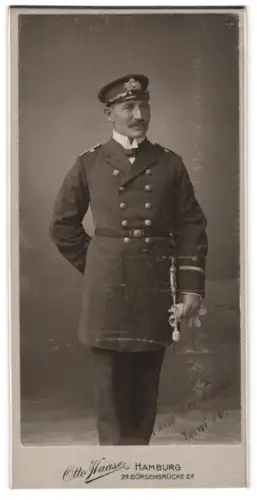 Fotografie Otto Haase, Hamburg, Börsenbrücke 2a, Oberleutnant der Kaiserlichen Marine in Uniform mit Offiziersdolch
