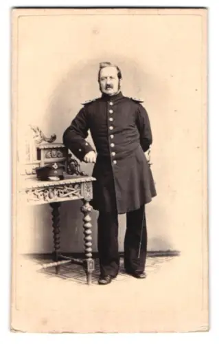 Fotografie J. Vahlendick, Kellinghusen, Postbeamter in Uniform mit Schirmmütze und Degen