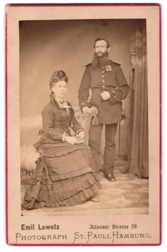Fotografie Emil Lewetz, St. Pauli, Hamburg, Altonaer Strasse 36, Offizier in Uniform mit 2 Ehrenzeichen und Säbel