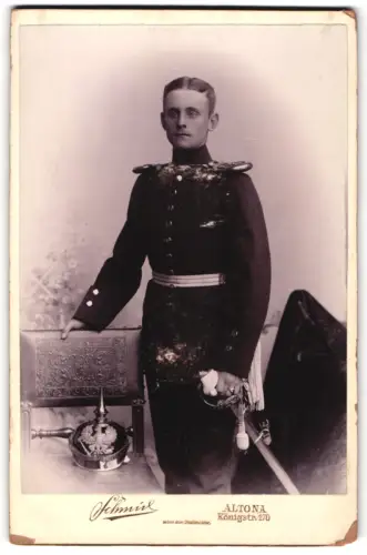 Fotografie Schmid, Altona, Königstr. 170, Offizier vom Regiment Nr. 31 in Uniform mit Pickelhaube und Säbel