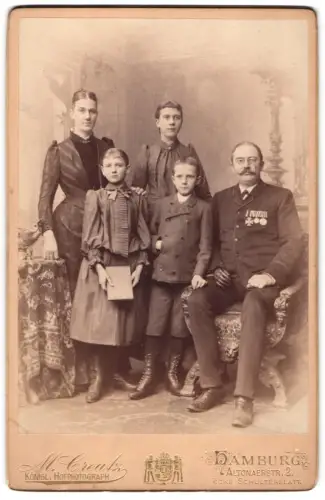 Fotografie M. Creutz, Hamburg, Altonaerstr. 2, Veteran mit Ordensspange, dabei EK II 1870, KDM 1870/71 mit Familie