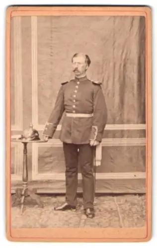 Fotografie unbekannter Fotograf und Ort, Offizier in Uniform mit Pickelhaube und Degen