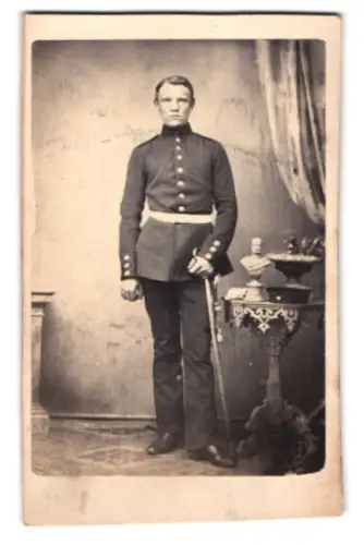 Fotografie A. Herbst, Schönebeck, Steinstrasse 58, Soldat in Uniform mit Krätzchen und Säbel