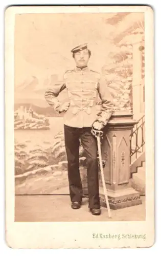 Fotografie Ed. Kanberg, Schleswig, Husar in Attila mit Krätzchen und Säbel