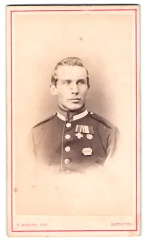 Fotografie Friedr. Wunder, Hannover, Neuerweg 4, Garde-Uffz. in Uniform mit KDM 1870/71, Kreuz 1866 und DA 3. Klasse