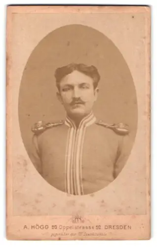Fotografie A. Högg, Dresden, Oppelstrasse 52, Garde-Kürassier in Uniform mit Epauletten