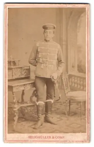 Fotografie Seligmüller & Comp., Schleswig, Husar vom Husaren-Regiment Kaiser Franz Joseph v. Österreich Nr. 16 m. Säbel