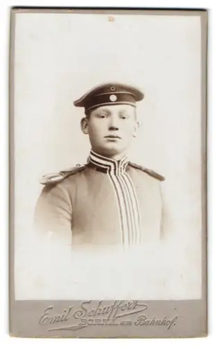 Fotografie Emil Schuffert, Borna, Am Bahnhof, Garde-Kürassier in Uniform mit Krätzchen und Epauletten