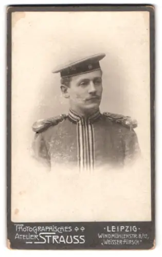 Fotografie Atelier Strauss, Leipzig, Windmühlenstrasse 8/12, Kürassier in Uniform mit Krätzchen und Epauletten