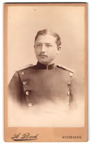 Fotografie A. Bark, Wiesbaden, Museum-Strasse 1, Major im Uniform-Überrock