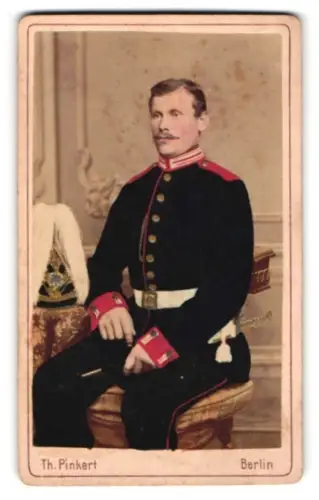 Fotografie Th. Pinkert, Berlin, Grosse Friedrichstr. 113, Gardesoldat in Uniform m. Paradehelm u. Bajonett, tls koloriert