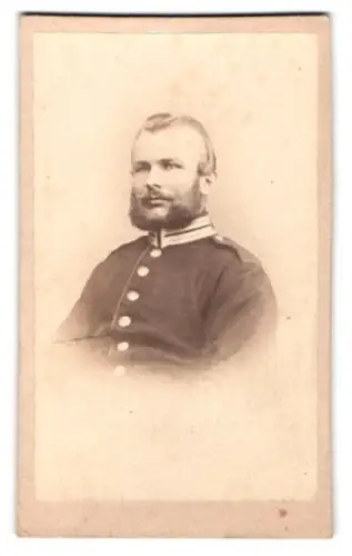 Fotografie Robert Wallich, Berlin, Louisen-Strasse 23, Gefreiter der Gardetruppen in Uniform