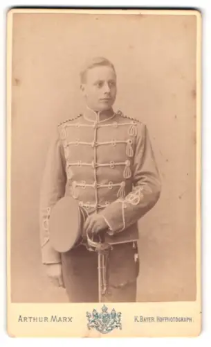 Fotografie Arthur Marx, Frankfurt a. M., Kaiserstrasse 1, Einjährig-Freiwilliger Husar in Attila m. Schirmmütze u. Säbel