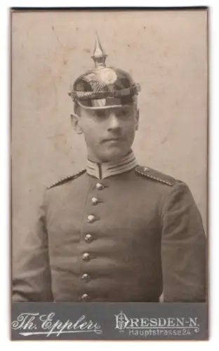 Fotografie Th. Eppler, Dresden, Hauptstrasse 24, Einjährig-Freiwilliger Sächsischer Gardesoldat in Uniform m. Pickelhaube