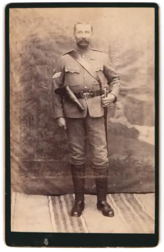 Fotografie unbekannter Fotograf und Ort, Gardesoldat in Uniform mit Pistole und Säbel