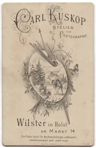 Fotografie Carl Kuskop, Wilster i. Holst., Am Markt 14, Malerpalette mit Pinseln und Schmetterling, Mann mit Fotoapparat