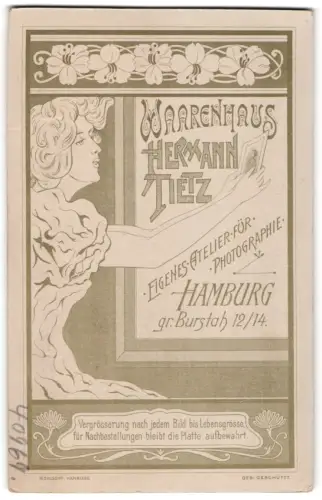 Fotografie Hermann Tietz, Hamburg, gr. Burstah 12/14, Elegante Dame hält eine Fotografie in der Hand, Blumenornamente