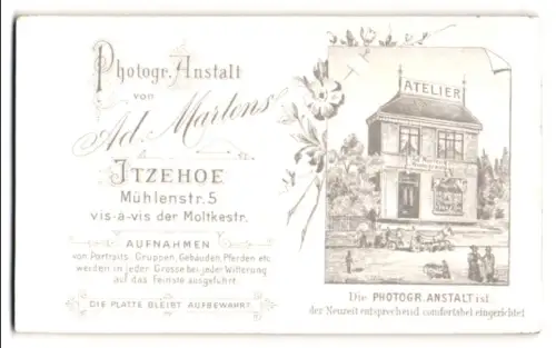 Fotografie Ad. Martens, Itzehoe, Mühlenstr. 5, Ansicht des Ateliers mit dekorativen Blumenornamenten