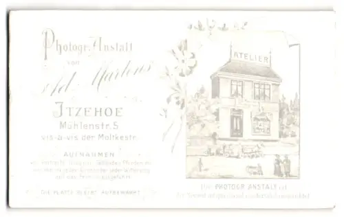 Fotografie Adel Martens, Itzehoe, Mühlenstr. 5, Das Ateliergebäude von der Strasse aus mit dekorativen Blumen