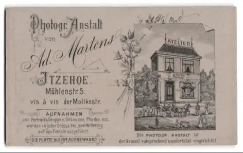 Fotografie Ad. Martens, Itzehoe, Mühlenstr. 5, Ansicht des Ateliers von der Strasse aus mit Blumendekoration