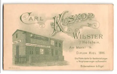 Fotografie Carl Kuskop, Wilster i. Holstein, Am Markt 14, Ansicht des Ateliergebäudes mit elegantem Schriftzug