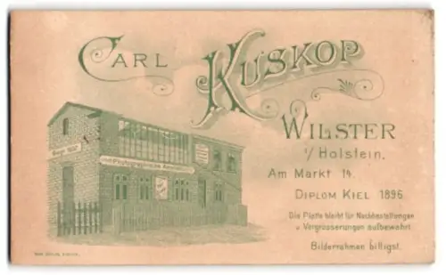Fotografie Carl Kuskop, Wilster i. Holstein, Am Markt 14, Aussenansicht des Ateliers mit elegante verziertem Schriftzug