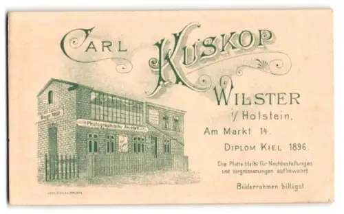 Fotografie Carl Kuskop, Wilster i. Holstein, Am Markt 14, Aussenansicht des Ateliers mit Ateliername