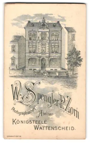 Fotografie W. Spengler & P. Zorn, Wattenscheid, Aussenansicht des Ateliers mit Strassenbahn und dekorativem Schriftzug