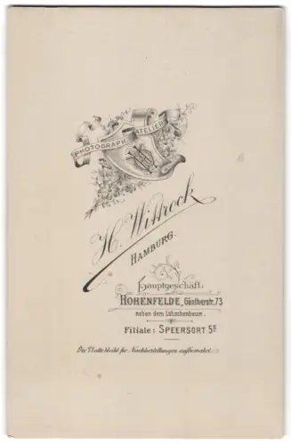 Fotografie H. Wittrock, Hamburg, Güntherstr. 73, Banner mit Monogramm des Fotografen mit dekorativen Blumen