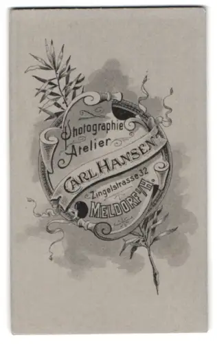 Fotografie Carl Hansen, Meldorf i. H., Zingelstrasse 32, Name des Ateliers in dekorativem Rahmen mit Zweig
