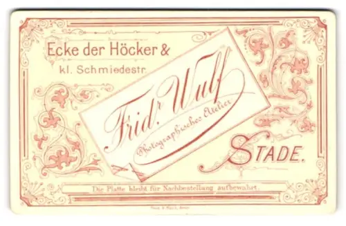 Fotografie Fridr. Wulf, Stade, Ecke der Höcker & kl. Schmiedestr., Name des Ateliers in filigranem Rahmen