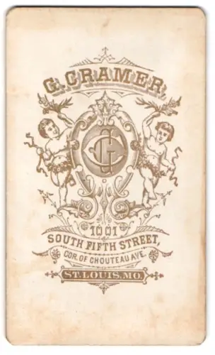 Fotografie G. Cramer, St. Louis, South Fifth Street, Monogramm des Fotografen in dekorativem Rahmen mit Pflanzenmotiv