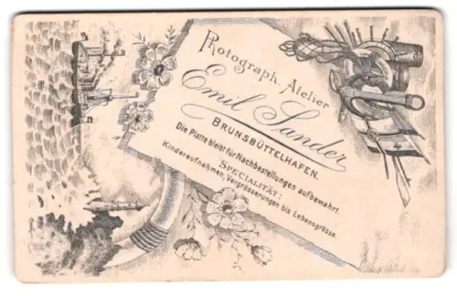 Fotografie Emil Sander, Brunsbüttelhafen, Schiff vor einem Leuchtturm, Rettungsring mit Reichskriegsflagge und Anker