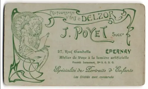 Fotografie J. Poyet, Épernay, Rue Gambetta 27, Elegante Dame mit langem Haar vor einer Sonnenblume