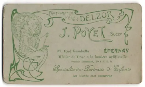 Fotografie J. Poyet, Épernay, Rue Gambetta 27, Elegante Dame vor einer ornamentalen Sonnenblume