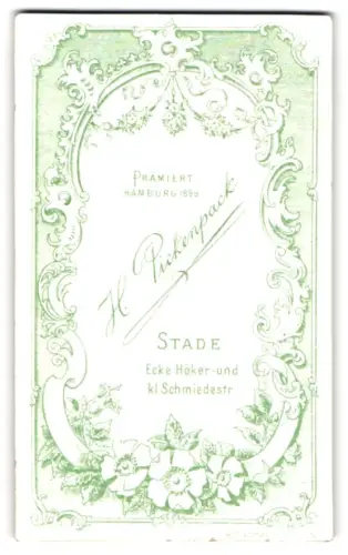 Fotografie H. Pickenpack, Stade, Ecke Höker- und kl. Schmiedestr, Schöner Rahmen mit Blumenmotiven um den Ateliernamen
