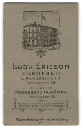 Fotografie Ludv. Ericson, Sköfde, Kungsgatan 1, Aussenansicht des Ateliers mit Flagge