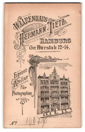 Fotografie Hermann Tietz, Hamburg, Gr. Burstah 12-14, Ansicht des Ateliers, Fotografenname mit filigraner Dekoration